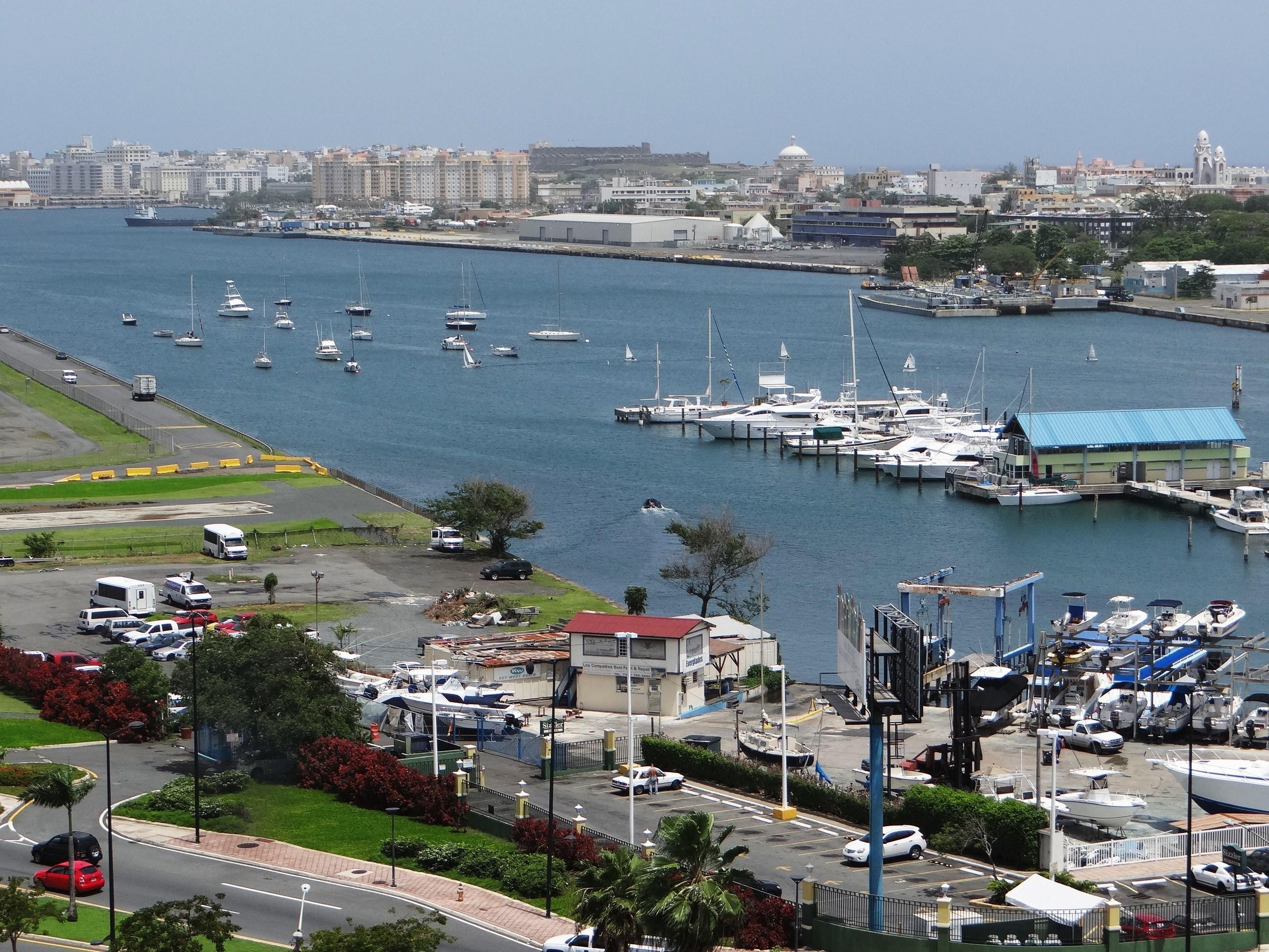 Vista desde la azotea del Edificio del Departamento de Justicia - San Juan (Miramar) - 2013 00036